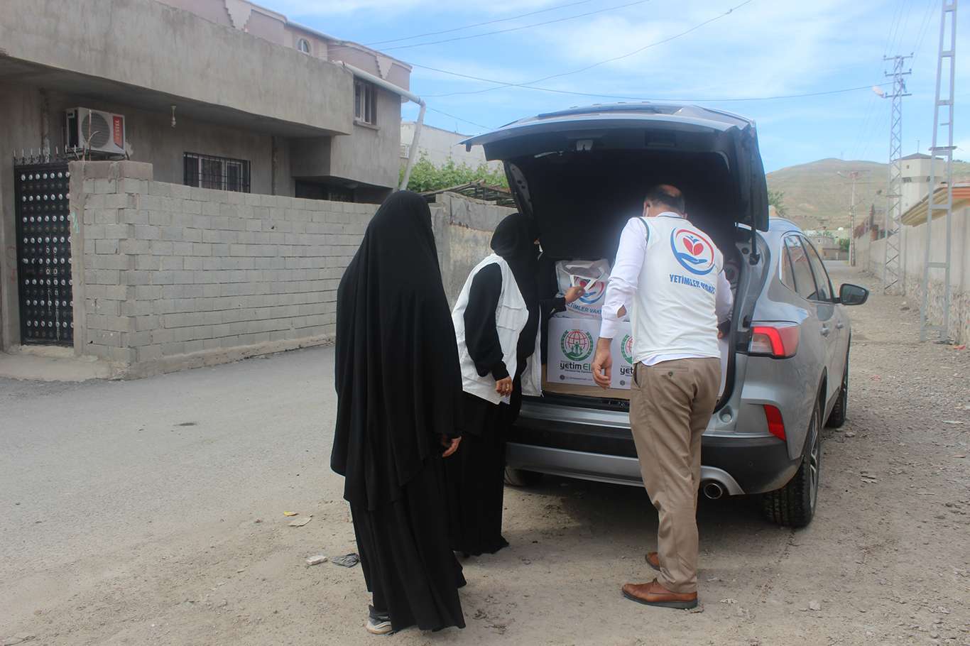European Yetim Eli delivers food aid to hundreds of families in southeastern Turkey